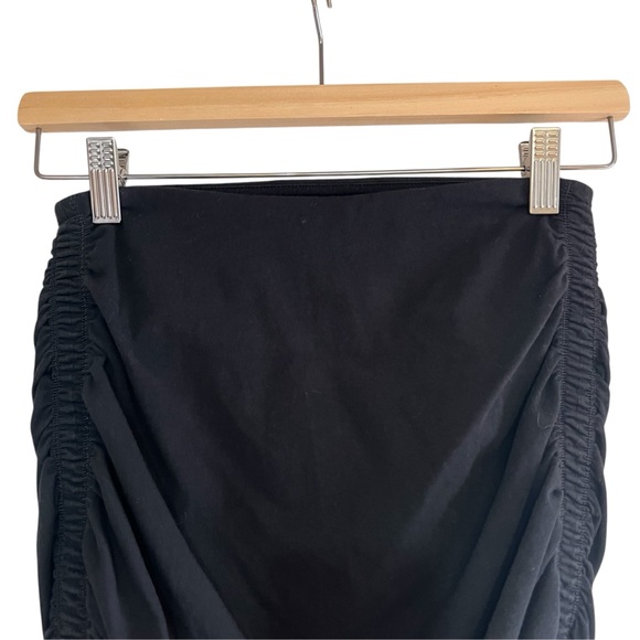 TNA Aritzia Malibu ruched side mini skirt in black size M excellent condition - Picture 4 of 11
